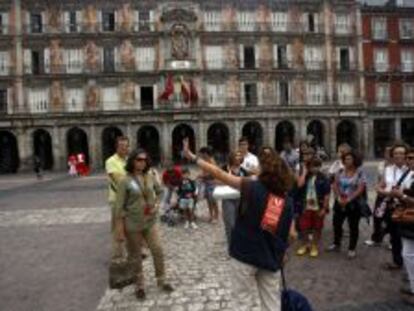 Grupo de turistas en la Plaza Mayor de Madrid.