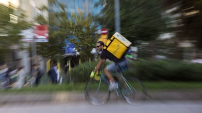 Un repartidor de Glovo por las calles de Barcelona.