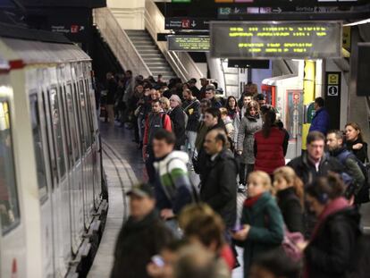 Gent esperant el metro en una andana de Barcelona.