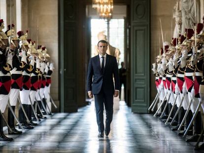 O presidente francês, Emmanuel Macron, entrando no Palácio de Versalhes.