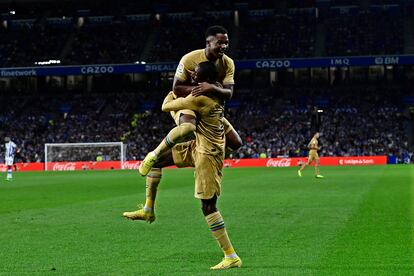 Dembele y Ansu Fati celebran el segundo gol del Barcelona ante la Real Sociedad este domingo en Anoeta.