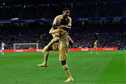 Dembele y Ansu Fati celebran el segundo gol del Barcelona ante la Real Sociedad este domingo en Anoeta.