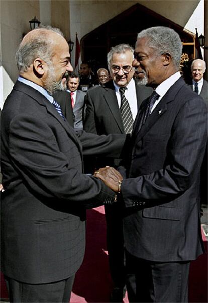 El secretario general la ONU saluda al primer ministro iraquí, Ibrahim Al Yafari, esta mañana en Bagdad.