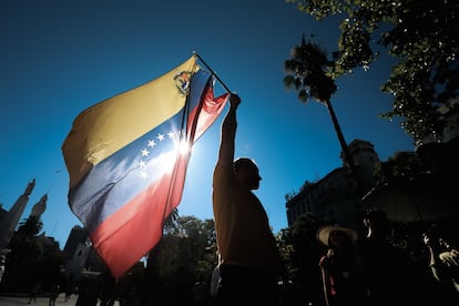 Un hombre sostiene una bandera durante una manifestacin de venezolanos en la Plaza Mayor, en Buenos Aires, Argentina.