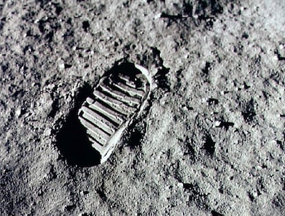 En 1961, el presidente Kennedy lanzó un gran desafío: antes de terminar la década, Estados Unidos llevaría a un hombre a la Luna. Ocho años más tarde, el 20 de julio de 1969, los astronautas Neil Armstrong y Edwin Aldrin asombraron al mundo al poner su pie en la superficie lunar tras descender de la nave 'Eagle'. En la fotografía, la huella de Aldrin.