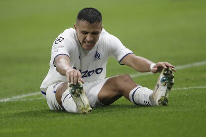 Alexis Sánchez se lamenta tras la eliminación del Olympique de Marsella.