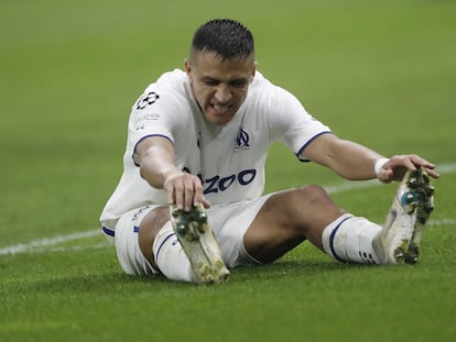 Alexis Sánchez se lamenta tras la eliminación del Olympique de Marsella.