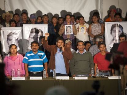Los familiares de los desaparecidos en la rueda de prensa.