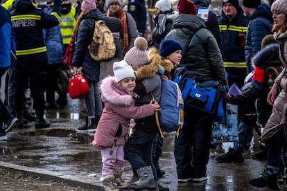 Dos niñas se abrazan en el puesto fronterizo de Siret (Rumania), este miércoles. Estados Unidos ha decidido prohibir la importación de petróleo y gas de Rusia, un golpe directo a la gran arteria económica del gigante euroasiático y un redoble trascendental en la estrategia de sanciones que ha adoptado Occidente contra Moscú por la invasión de Ucrania.