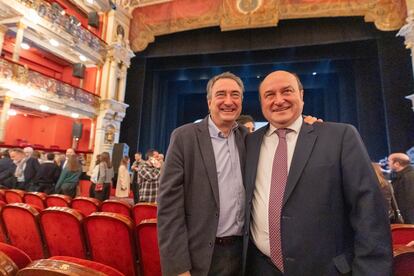 El portavoz del PNV en el Congreso, Aitor Esteban (izquierda), y el presidente del EAJ-PNV, Andoni Ortuzar, durante la gala de los Premios Sabino Arana 2024, en el Teatro Arriaga, el pasado domingo en Bilbao.