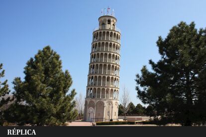 Esta réplica (a mitad de tamaño) de la torre inclinada de Pisa (Italia) fue financiada, en 1934, por el empresario industrial Rober Ilg como parte de un parque recreativo para sus empleados y con un triple objetivo: celebrar el 600º aniversario de la original, homenajear a Galileo Galilei y, la más práctica (y probable), almacenar agua para las piscinas del complejo. Sus descendientes la donaron a la YMCA (Asociación Cristiana de Jóvenes), y el Ayuntamiento de Niles, que en 1991 se hermanó con la ciudad italiana de Pisa, se aprestó a remodelarla. Está abierta al público en el número 6300 de la avenida W. Touthy.