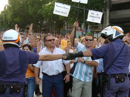 Manifestación de afectados por Afinsa, frente a la sede de la compañía, en 2006.