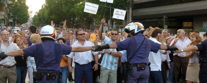 Manifestación de afectados por Afinsa, frente a la sede de la compañía, en 2006.