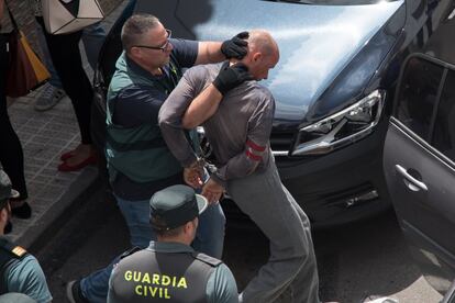 La Guardia Civil traslada al acusado, Thomas Handrick, a su vivienda para una reconstrucción de los hechos. En vídeo, los primeros indicios de la investigación apuntan a que Thomas habría matado a golpes a su mujer y uno de sus hijos