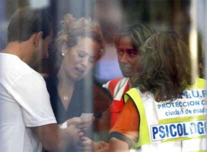 Familiares de las víctimas del accidente esperan a las puertas del hotel Auditórium de Madrid.