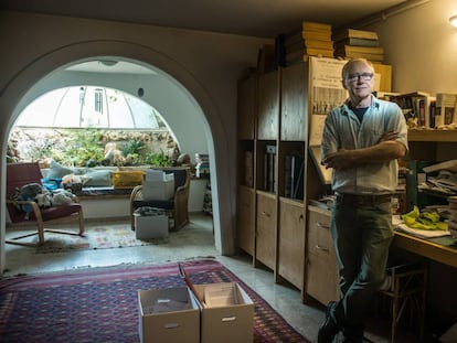 El escritor israel&iacute; David Grossman, en su casa de Mevasseret, cerca de Jerusal&eacute;n. 