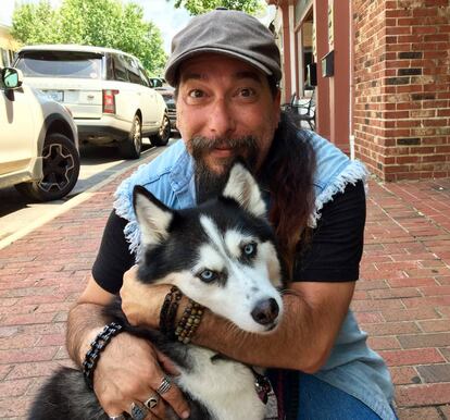 Joseph Mancini, de 49 anos, posa com sua cadela
