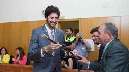 Toma de posesión del alcalde saliente, Antonio González, en 2015, en San José del Valle.