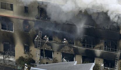 "12 personas con paro cardíaco fueron encontradas en la planta baja y el primer piso" del edificio, que tiene tres plantas, dijo un portavoz de los bomberos a la agencia France Presse (AFP). Los bomberos continúan rescatando cuerpos del edificio en el que estaban trabajando unas 70 personas.