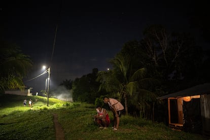 Habitantes de La Libertad, en Colombia, se conectan a la red wifi la noche del 13 de diciembre.  El aislamiento es otro enemigo silencioso que afecta a las fuerzas militares del Amazonas colombiano.