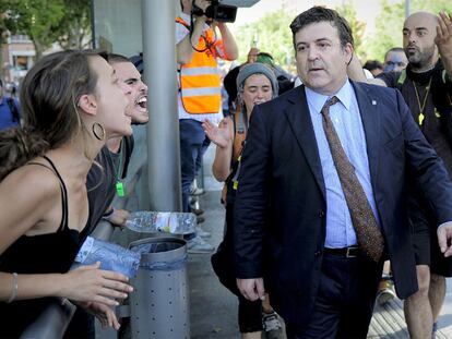 Alfons López Tena, parlamentario de Solidaritat catalana per la Independència (SI), es increpado por los radicales a su llegada a la sede de la Cámara.