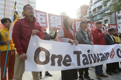 Manifestantes durante la ceremonia de apertura del Foro Taipei-Shanghai, en Taipei, Taiwán, en diciembre de 2024.