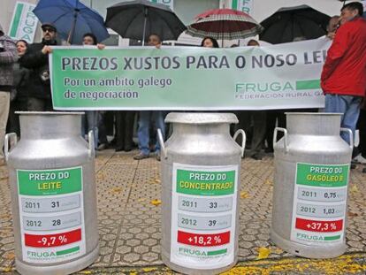 Medio centenar de ganaderos se manifestaron ante el Parlamento en contra de los bajos precios