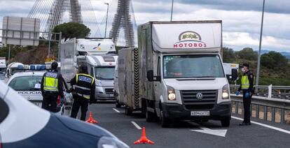 Efectivos de la Policía Nacional realizando controles fronterizos terrestres en el paso que une la localidad española de Ayamonte (Huelva) con Portugal.
 
 