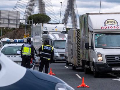 Efectivos de la Policía Nacional realizando controles fronterizos terrestres en el paso que une la localidad española de Ayamonte (Huelva) con Portugal.
 
 