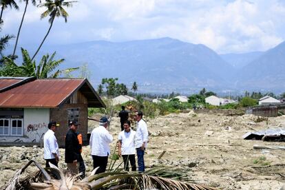 El presidente de Indonesia, Joko Widodo (d), conversa con el ministro de seguridad, Wiranto, durante una visita en Palu (Indonesia). 