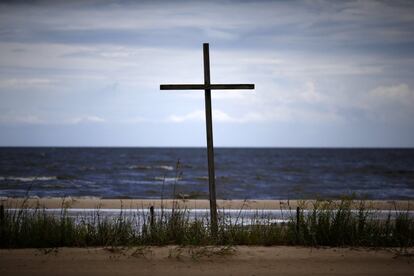 Una cruz de madera delante del mar mientras la tormenta tropical Gordon se acerca a Waveland, Misisipi.
