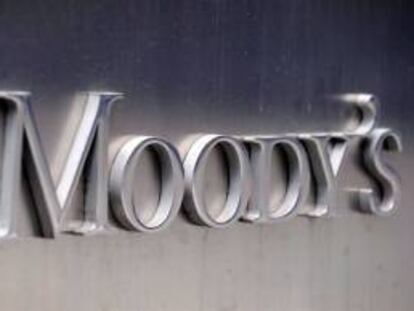 Fotografía de archivo del logo de la agencia de calificación Moody's en la fachada de su sede en Nueva York (EEUU). EFE/Archivo
