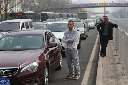 Ciudadanos esperan que la policía china abra el paso frente a la residencia de huéspedes del estado Diaoyutai en Pekín, (China).