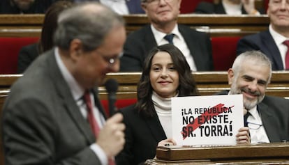Arrimadas muestra un cartel durante la intervención de Torra.