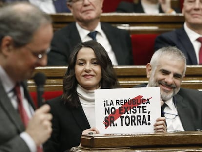 Arrimadas muestra un cartel durante la intervención de Torra.