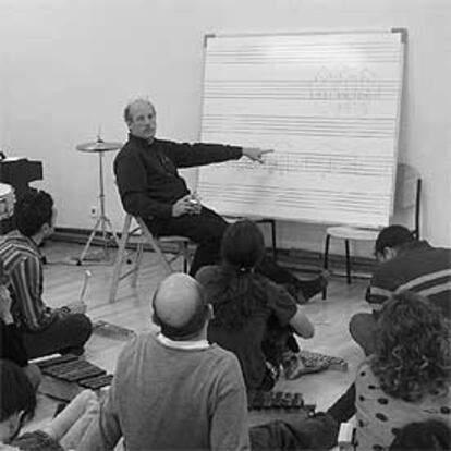 El profesor Doug Goodkin imparte una clase de jazz a profesores en Madrid.