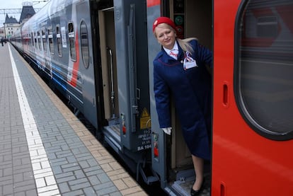 El tren Rossiya 1/2, en la estaci&oacute;n moscovita de Yaroslavsky, dispuesto a emprender viaje hacia Vladivostok (9.259 kil&oacute;metros, 14 regiones, 90 ciudades, 16 r&iacute;os, 144 horas). 