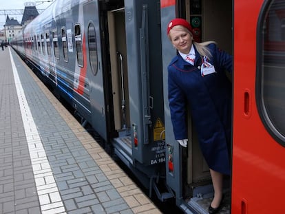 El tren Rossiya 1/2, en la estaci&oacute;n moscovita de Yaroslavsky, dispuesto a emprender viaje hacia Vladivostok (9.259 kil&oacute;metros, 14 regiones, 90 ciudades, 16 r&iacute;os, 144 horas). 