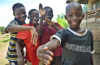 Unos niños juegan la víspera de que la OMS declarase a Sierra Leona libre de ébola en Kumala.