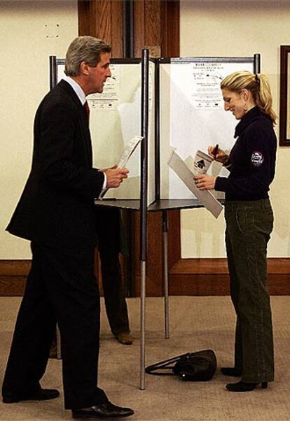 John Kerry y su hija Vanessa, en el colegio electoral de Boston donde votaron.
