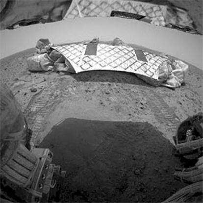 Imagen de una cámara del <i>Spirit</i> que muestra su primer recorrido sobre Marte; al fondo, la plataforma de aterrizaje.