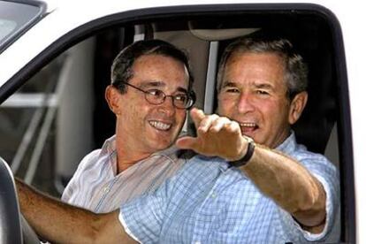 George W. Bush saluda junto a Álvaro Uribe desde su coche en el rancho de Crawford (Tejas), en 2005.