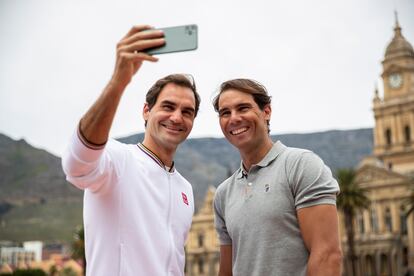 Federer y Nadal se fotografían durante la promoción de un evento benéfico en Ciudad del Cabo, hace dos años.