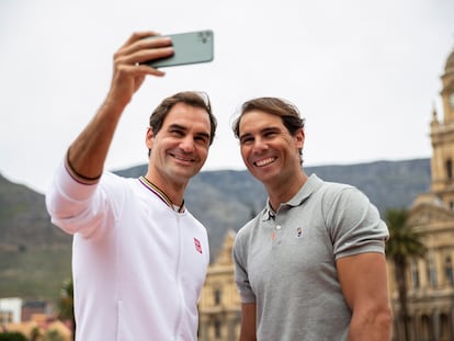 Federer y Nadal se fotografían durante la promoción de un evento benéfico en Ciudad del Cabo, hace dos años.