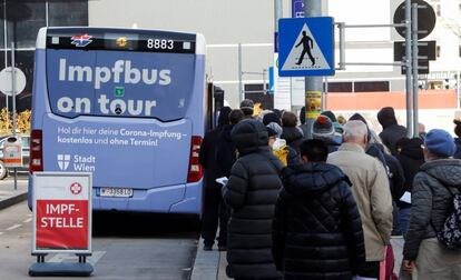 Un grupo de austriacos espera en la cola del autobus en Viena,