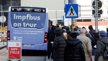 Un grupo de austriacos espera en la cola del autobus en Viena,
