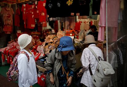 Mujeres en el barrio comercial de Sugamo, en Tokyo. La ciudad japonesa ha subido de la onceava a la quinta posición.