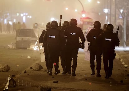 Madrugada del domingo 12 de enero. La policía respondió con varias cargas, en unos incidentes que se han saldado con 23 detenidos, 8 de ellos menores de edad, y 12 heridos leves: 8 manifestantes, 3 policías y un bombero, según el Diario de Burgos.