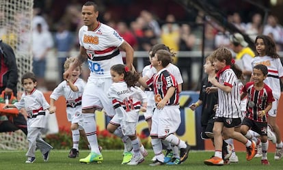 El jugador de Sao Paulo, Luis Fabiano salta al estadio Morumbi, ante el Flamengo en Sao Paulo (Brasil). El delantero Luis Fabiano, ex jugador del Sevilla, fue presentado en marzo como refuerzo del club paulista se estrenó después de recuperarse de una lesión en tendón en la rodilla derecha.