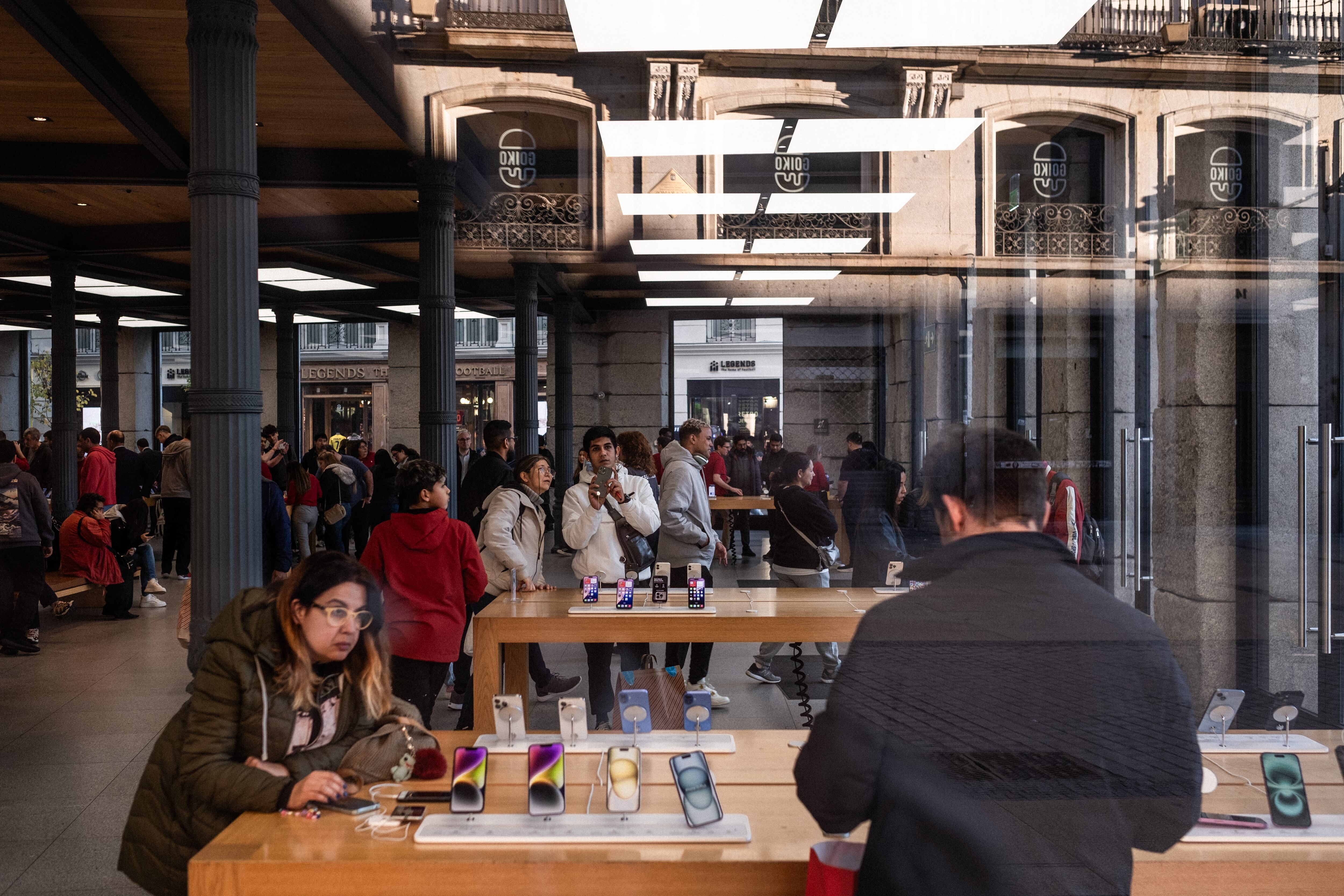 
Interior del Apple de la Puerta del Sol, esta semana. 

